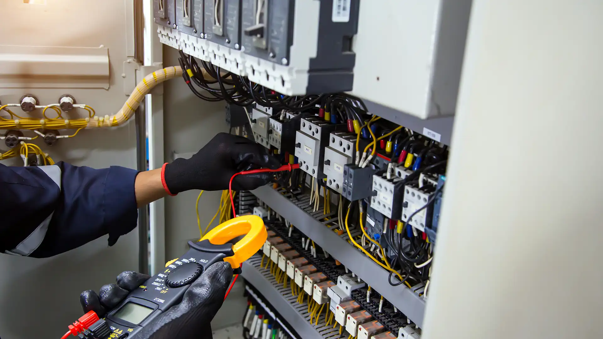 Un électricien qui branche des câbles